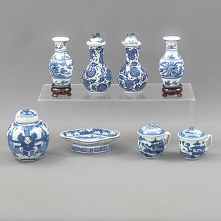 Lote de artículos decorativos China, SXX Elaborados en porcelana tipo pinyin. 2 con bases de madera adheridas.
