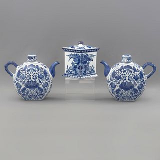 Par de teteras y especiero. China, SXX Elaborados en porcelana tipo pinyin. Decorados con motivos orgánicos y florales.