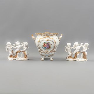 Guarnición. Italia e Inglaterra, SXX. Elaborado en porcelana Royal Aldot y Limoges con detalles en esmalte dorado. Pz: 3