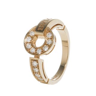 Ring in 18K rose gold with 12 brilliant cut diamonds.