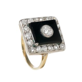 Magnificent art deco ring in 18K yellow gold, rectangular onyx plate and diamond border.