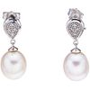 PAIR OF EARRINGS WITH CULTURED PEARLS AND DIAMONDS IN 14K WHITE GOLD White pearls, 8x8 cut diamonds ~0.04 ct. Weight: 3.0 g | PAR DE ARETES CON PERLAS