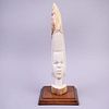 Busto de personaje africano. SXX. Talla en colmillo con base de madera. 33 cm de altura.