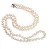 Collar de perlas con broche en plata .925. 93 perla cultivadas color blanco de 8 mm. Peso: 61.5 g.