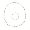 Collar, pulsera y par de broqueles con perlas en plata .925. 50 perlas cultivadas color blanco de 9 mm. Peso: 99.8 g.