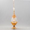 Lámpara de globo de cristal. SXX. Estilo victoriano Elaborada en cristal, metal dorado y resina. Decorada con querubines.