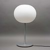 JASPER MORRISON (Londres, 1959) Lámpara de mesa. Glo Ball SXXI. Elaborada en metal plateado. Con pantalla de cristal opalino. 60 cm