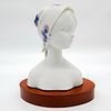 Kerchief's Lady 1011672 - Lladro Porcelain Figurine