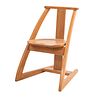 SILLA. AÑOS 70. Elaborada en madera de cedro rojo. Respaldo abierto, asiento tallado y soportes a manera de caballete.