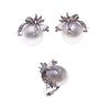 Anillo y par de aretes vintage con medias perlas y diamantes en plata paladio. 3 medias perlas cultivadas color blanco de 15 mm.<R...