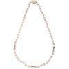 COLLAR DE PERLAS CULTIVADAS Y ORO AMARILLO DE 18K. Una media perla y perlas cultivadas color blanco. Peso 51.3 g