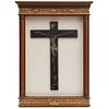 CRISTO CRUCIFICADO FINALES DEL SIGLO XVIII Óleo sobre madera. Montado en marco tallado y dorado con cristal Detalles de conser...