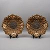 PAR DE PLATONES ORIGEN EUROPEO SIGLO XX Elaborados en metal dorado Con medallones centrales. Decorados con escenas clásica...