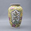 JARRÓN. CHINA, SXX. Elaborado en cerámica policromada. Acabado brillante. Decorado con elementos vegetales, florales y orgánicos.