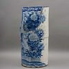 PARAGÜERO CHINA, SIGLO XX Elaborado en porcelana azul  60 cm altura Detalles de conservación