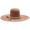 SOMBRERO CHINACO ANTIGUO MÉXICO, CA. 1870 Sombrero de fieltro fino de pelo color “castor” adornado con toquilla dorada