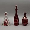 LOTE DE LICORERAS CHECOSLOVAQUIA, SIGLO XX Elaboradas en cristal de Bohemia, "Ruby glass" En tono rojo, con decoraciones flora...