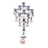 Pendiente prendedor con perla y zafiros en oro blanco de 10k. 1 perla cultivada color blanco de 8 mm. 9 zafiros corte redondo.<R...