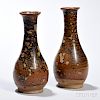 Near Pair of Jizhou Vases 两只相近的梨形长颈撇口斑纹花瓶，分别高5.75英寸和8.125英寸，中国宋代