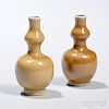 Near Pair of Cafe-au-lait Double Gourd Vases 两只相近的咖啡色葫芦形花瓶，高3英寸，18世纪，中国