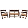 SALA. MÉXICO, SXX. Elaboradas en madera. Consta de loveseat y par de sillones. Con respaldos escalonados, asientos de palma.