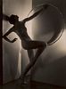 Frank Davis The Dance of the Hoop. 1930er-Jahre. Vintage, Silbergelatine auf Photopapier. 25 x 19,5 cm. Verso mit Copyright-Stempel und handschriftlic