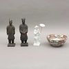 LOTE DE 4 ARTÍCULOS DECORATIVOS. CHINA, SXX. Elaborados en porcelana y terracota. Consta de: tazón, 2 guerreros y hombre con sombrilla.
