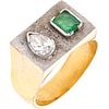 ANILLO CON ESMERALDA Y DIAMANTE EN ORO AMARILLO DE 14K. Una esmeralda corte rectangular ~0.40 ct y un diamante corte pera ~0.45 ct