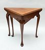 QUEEN ANN STYLE CARVED MAHOGANY HANDKERCHIEF / FLIP TOP TABLE