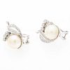 Par de aretes vintage con perlas y diamantes en plata paladio. 2 perlas color crema de 8 mm. 44 diamantes corte 8 x 8. Peso: 6...