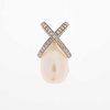 Pendiente con perla y diamantes en oro blanco de 14k. 1 perla cultivada oval de 10 x 15 mm. 27 diamantes corte 8 x 8. Peso: 3....