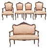 SALA. FRANCIA, SXX. Estilo LUIS XV. Elaborado en madera de nogal. Consta de: banca, par de sillas y par de sillones.