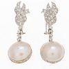 Par de aretes con medias perlas y diamantes en oro blanco 12k. 2 medias perlas cultivadas en color blanco de 13 mm. 44 diamantes...
