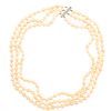 Collar de 3 hilos con 176 perlas cultivadas color crema de 8 mm. 13 diamantes corte 8 x 8. Peso: 119.8 g.