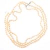 Collar de 3 hilos con 154 perlas cultivadas color crema de 8 mm. 13 diamantes corte 8 x 8. Peso: 109.1 g. Nota roto de un hilo...