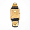 Reloj Hermes Medor. Movimiento de cuarzo. Caja cuadrada en acero dorado de 22 x 22 mm. Carátula color blanco con índices de cu...