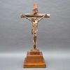 CRISTO CRUCIFICADO. SXX. Bronce, acabado dorado; cruz de madera, base escalonada. Cristo: 49 x 35 cm; cruz: 88 x 40.5 cm.