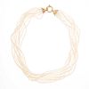 Collar de 8 hilos de perlas con broche en oro amarillo de 14k. Peso: 90.1 g.