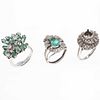 Tres anillos vintage con esmeraldas, diamantes y simulantes en plata paladio. 16 esmeraldas corte redondo y marquís. 81 diamante...