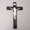 CRISTO CRUCIFICADO. PRINC. DEL S.XX. Talla en marfil, cruz de madera ebonizada. Cristo: 19 x 15 cm; cruz: 40 x 25 cm.