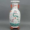 JARRÓN CHINA SIGLO XX Elaborado en porcelana Decorado con elementos vegetales y dragón en relieve Con base de madera 66...