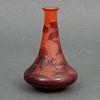 EMILE GALLÉ (FRANCIA, 1846 - 1904) FLORERO Cristal de camafeo en tonos rojos y naranjas Firmado postúmo Detalles de conserva...