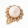 Anillo con perla y diamantes en oro amarillo de 18k. 1 perla cultivada color crema de 13 mm. 24 diamantes corte 8 x 8. Talla:...