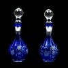 PAR DE LICORERAS SIGLO XX Elaboradas en cristal tipo Bohemia En color azul Decoración floral facetada 20 cm altura Detal...
