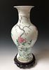 A BEAUTIFUL CHINESE ANTIQUE FAMILLE ROSE VASE.19C