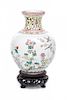 Chinese Republic porcelain vase, first third of the 20th Ce Jarrón chino de estilo Familia Rosa en porcelana de la Repú