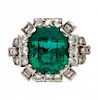Emerald and diamonds ring, mid 20th Century Sortija de esmeralda y diamantes, de mediados del siglo XX