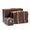 Louis Vuitton, Travel set comprinsing three suitcases in "m Louis Vuitton , Juego de viaje formado por tres maletas en 