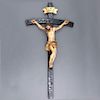 Crucifijo. Siglo XX. Elaborado en pasta. Con cruz de madera tallada.