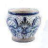 Maceta México, siglo XX. Elaborada en cerámica tipo talavera. Decorada con motivos geométricos y florales en azul cobalto.